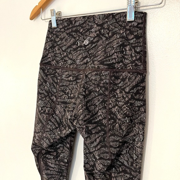 Lululemon Wunder Under Crop Scallop Full-On Luxtreme in Origami Lace Mul… - Picture 7 of 9